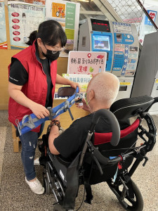 ▲評估人員協助身障民眾選用適配輔具。（圖／記者 許高祥 翻攝）