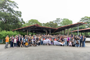 疫情趨緩，台灣世界展望會於週末在桃園休閒牧場，為30組彼此未曾謀面的資助人、資助童舉辦難得的BBQ相見派對。(台灣世界展望會提供)