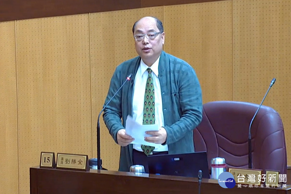 針對65歲以下老人不能補助，桃園市議員劉勝全於議事堂上提出質詢。