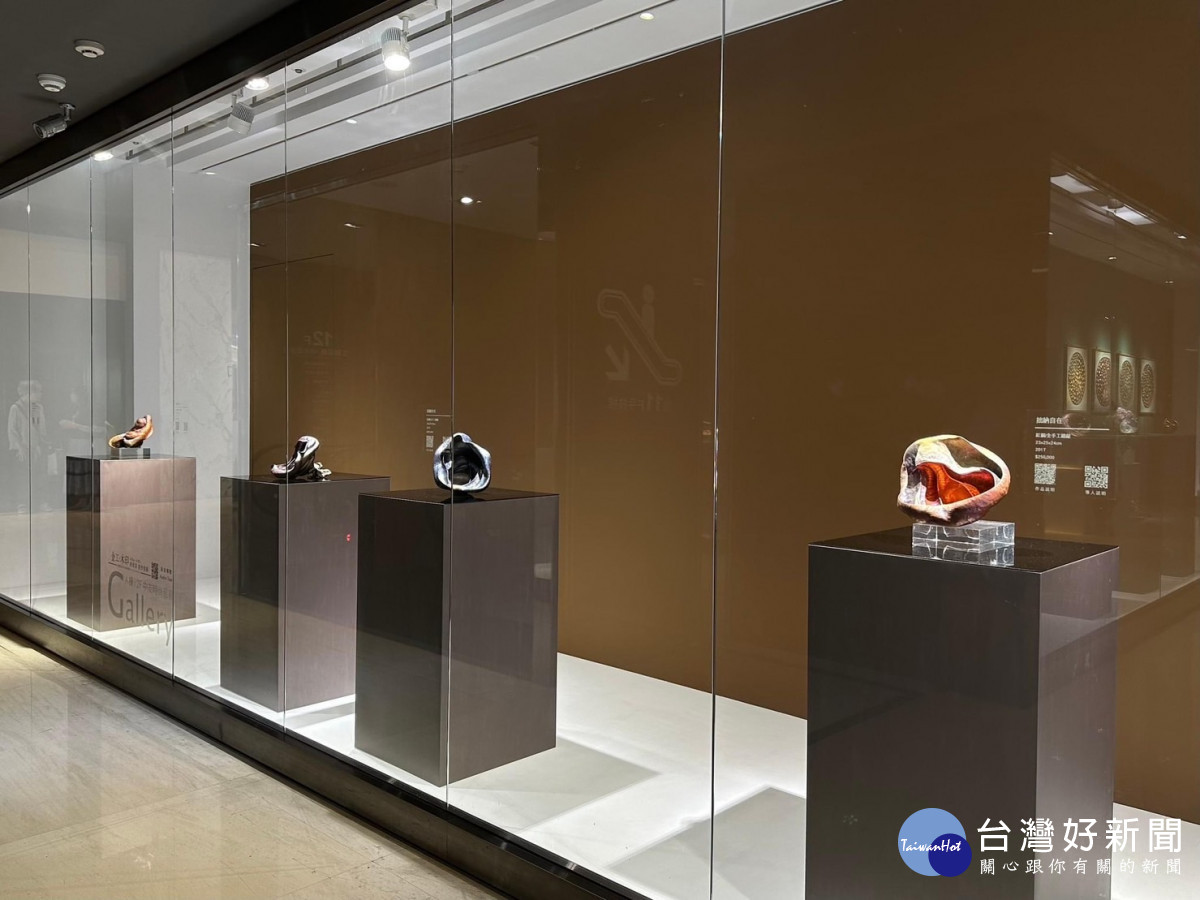 《金工‧木印-廖偉淇創作個展》即日起於中友時尚藝廊展出。圖片業者提供