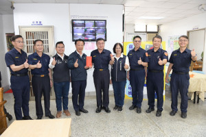 嘉義縣長翁章梁今天專程至新港分駐所，頒發加菜金慰勞執勤同仁／陳致愷翻攝