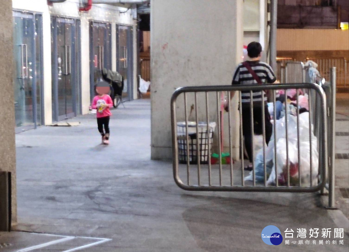 台中市議員張芬郁接獲民眾投訴指出台中火車站出現一名四歲女街友。中市議員張芬郁提供