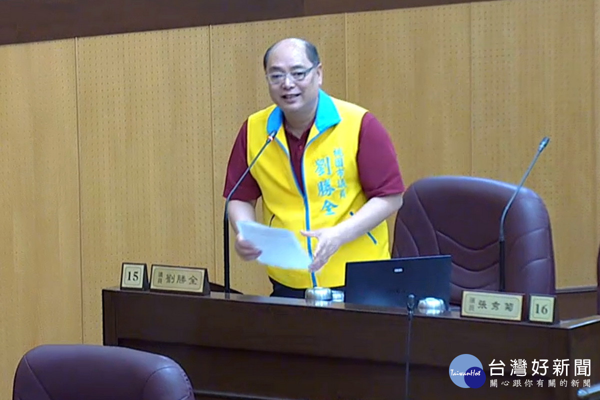 針對人事費用逐年攀升，桃園市議員劉勝全於議事堂進行質詢。