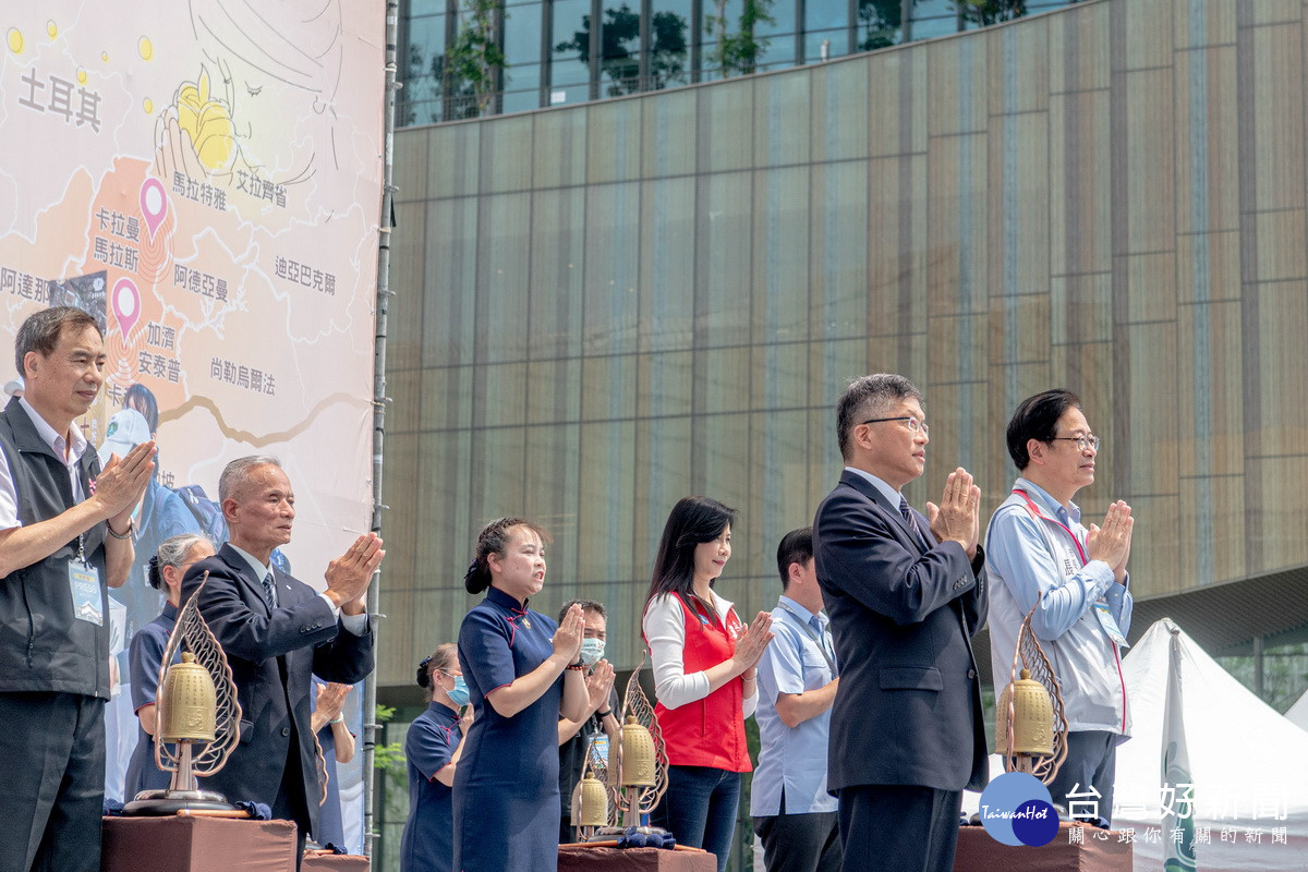 桃園市長張善政出席「慈濟馳援土敘義賣園遊會」，與來賓們共同為土耳其、敘利亞災民祈福。