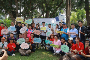 兩位議員張市長等貴賓宣讀、簽名減碳愛地球。（記者扶小萍攝）