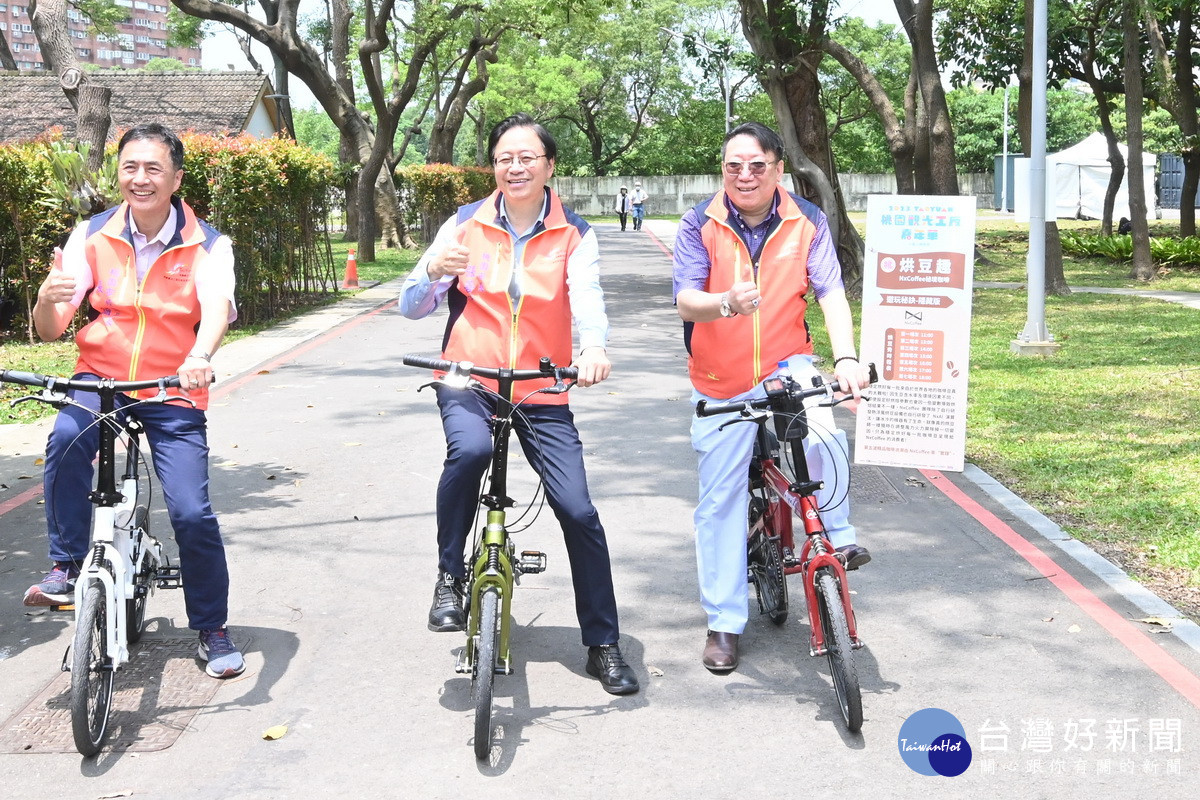 桃園市長張善政於「2023桃園觀光工廠嘉年華」騎乘太平洋自行車博物館的自行車。