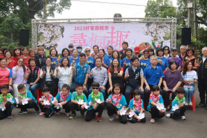 南投市公所邀集多個社區、社團、學校參與尋桐趣。（記者扶小萍攝）