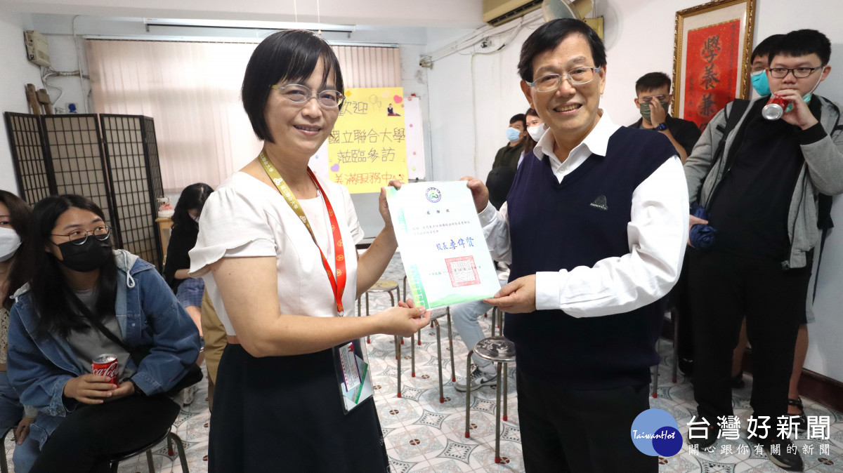 國立聯合大學助理教授兼保健組長高淑芳送學校感謝狀給徐乃義主任。<br />
<br />
