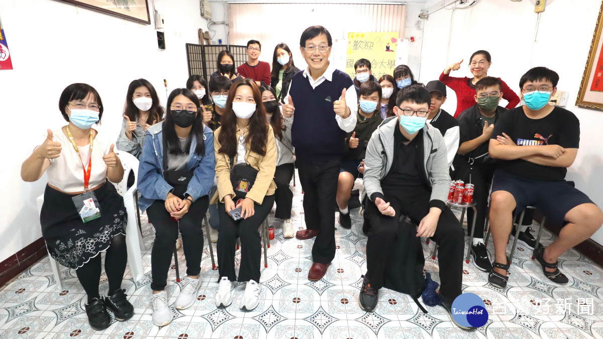 國立聯合大學學生開心與徐乃義主任互動。<br />
<br />
