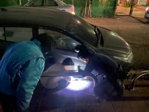 民眾車輪卡水溝，斗南警機智協助脫困／警方提供