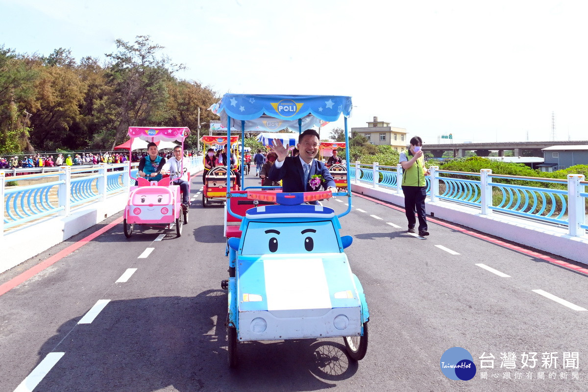 桃園市副市長蘇俊賓出席與貴賓們共同騎乘協力車上橋，完成通車儀式。<br />
