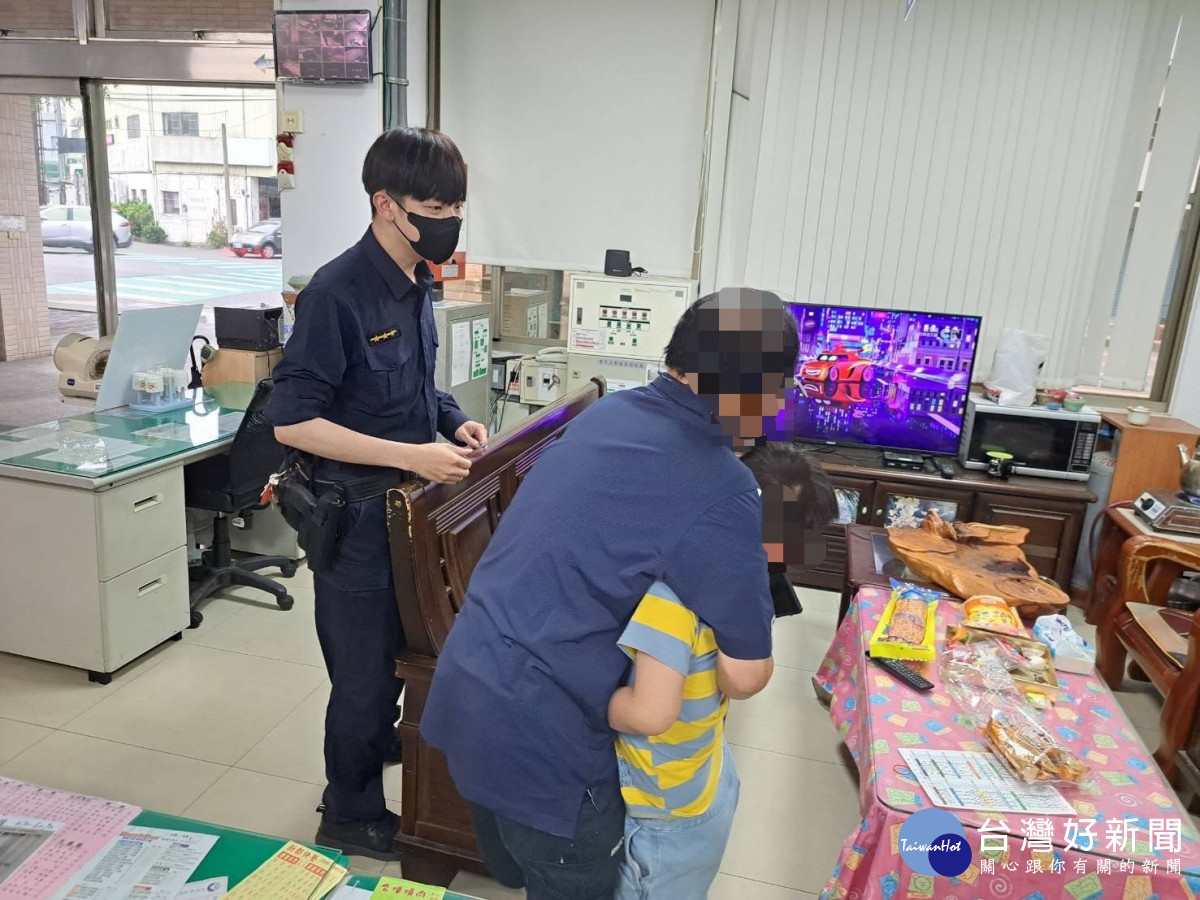 男童騎單車遊桐花迷途，龍潭暖警細心照料尋親助返家。<br />
