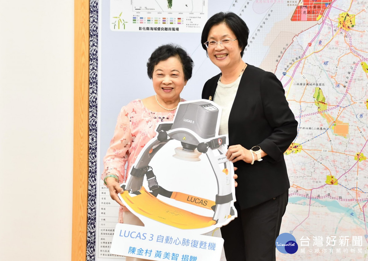 愛心阿嬤黃美智（左）捐贈彰化自動心肺復甦機，加入緊急救護行列，右為彰化縣長王惠美。圖／彰化縣政府提供