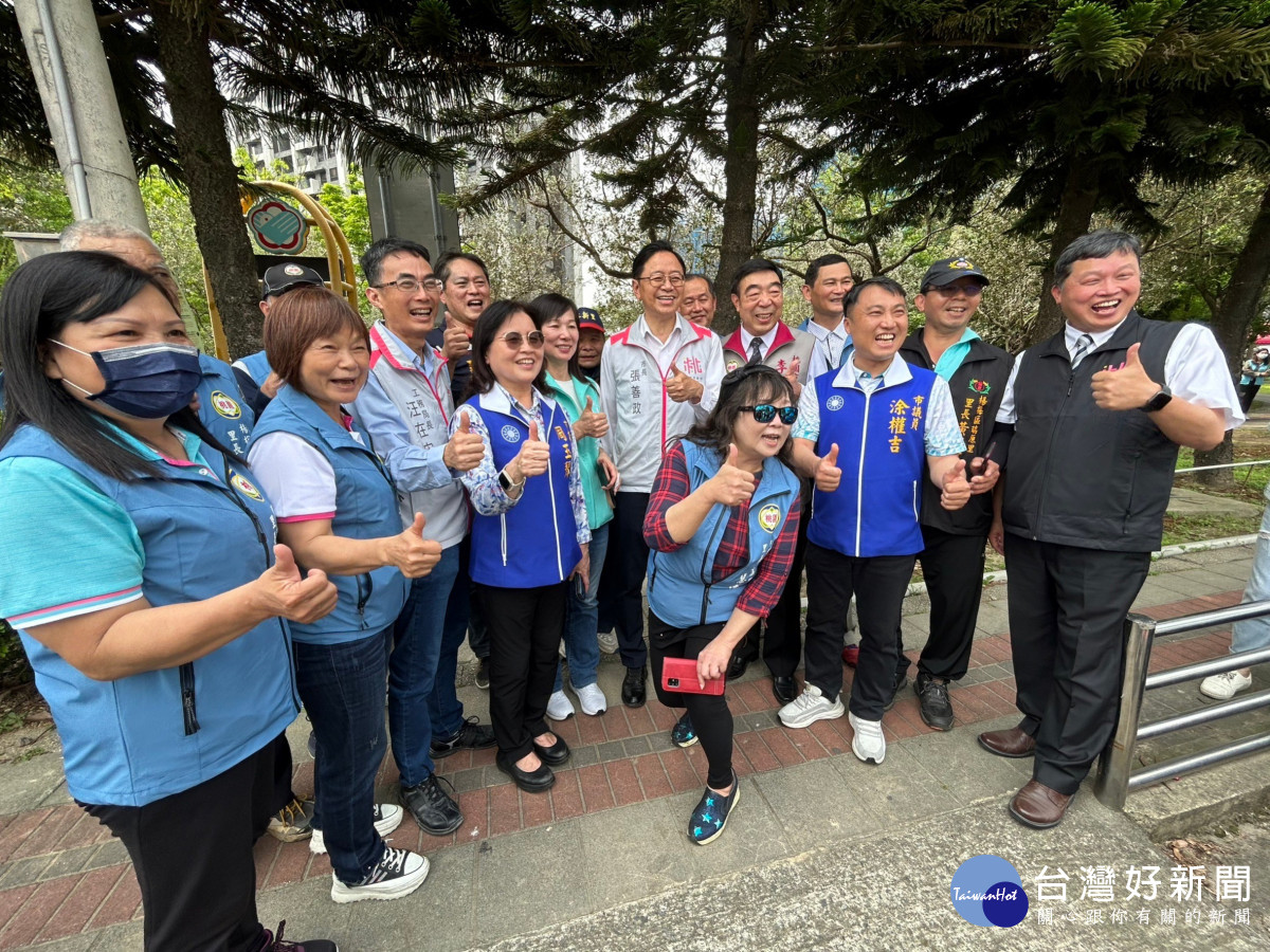 桃園市張善政市長與市議員、里長合影。<br /><br />
<br /><br />
