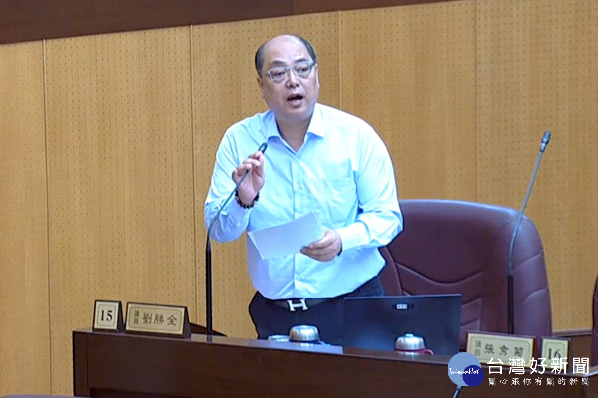 針對預算保留影響執行力，桃園市議員劉勝全於議事堂進行質詢。