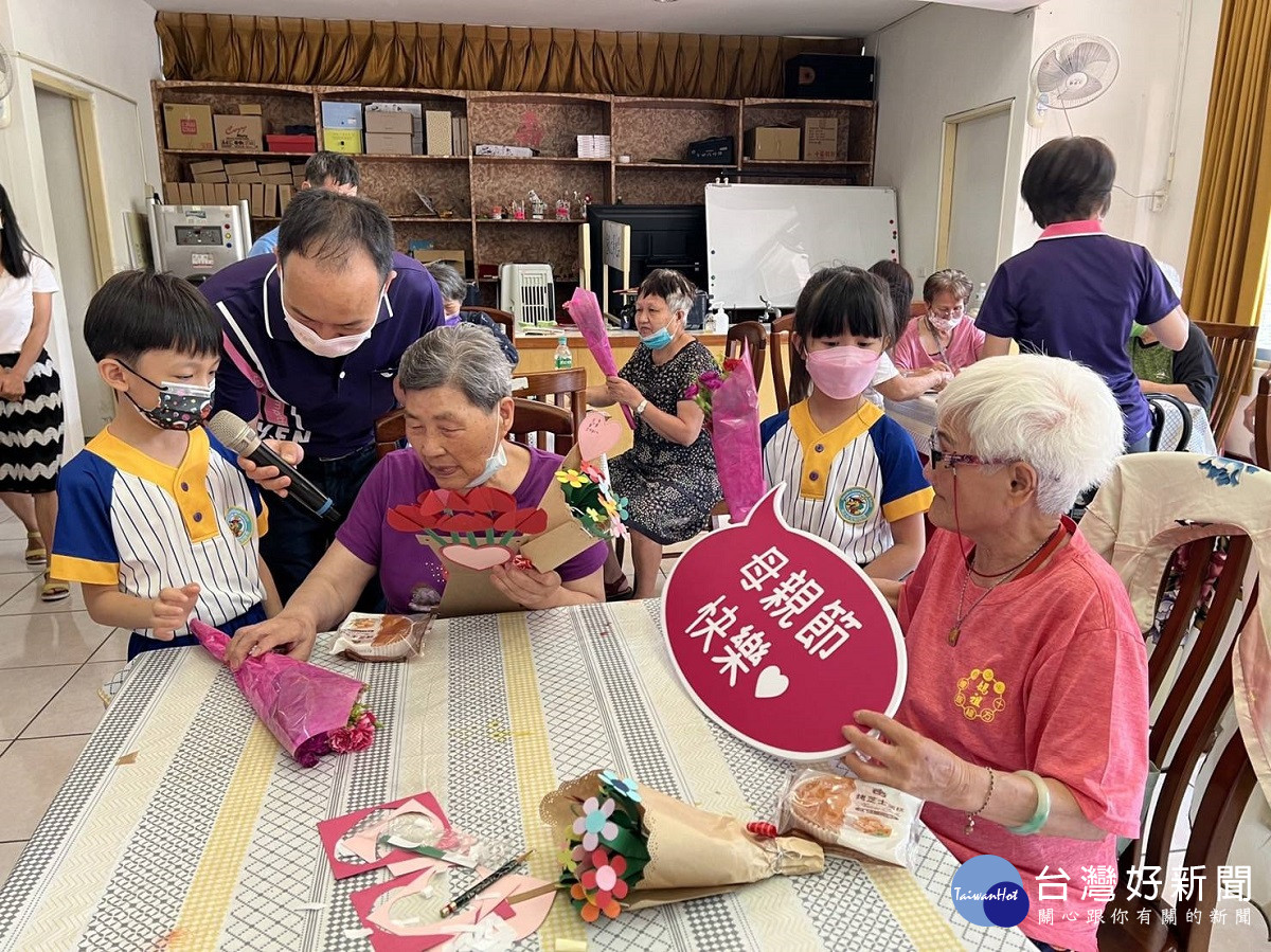 幼兒園童手做花束手持賀卡　獻榮家奶奶母親節快樂