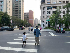 ▲為解決行人通過路口時易發生交織衝突的問題，高市交通局於340處路口設置「行人專用時相」或「行人早開時相」。（圖／記者 許高祥 翻攝）