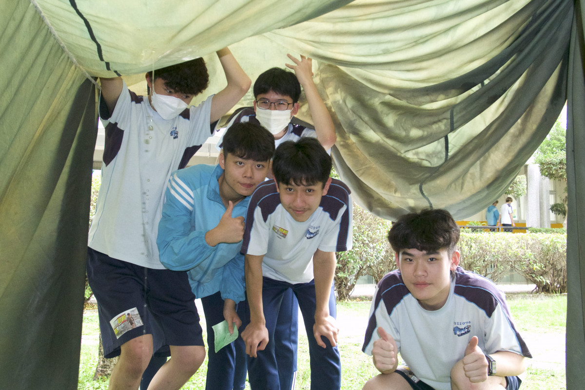 完成10秒的狂風暴雨測試，搭建緊急避難屋的同學們露出開心、驕傲的笑容(台灣世界展望會提供)