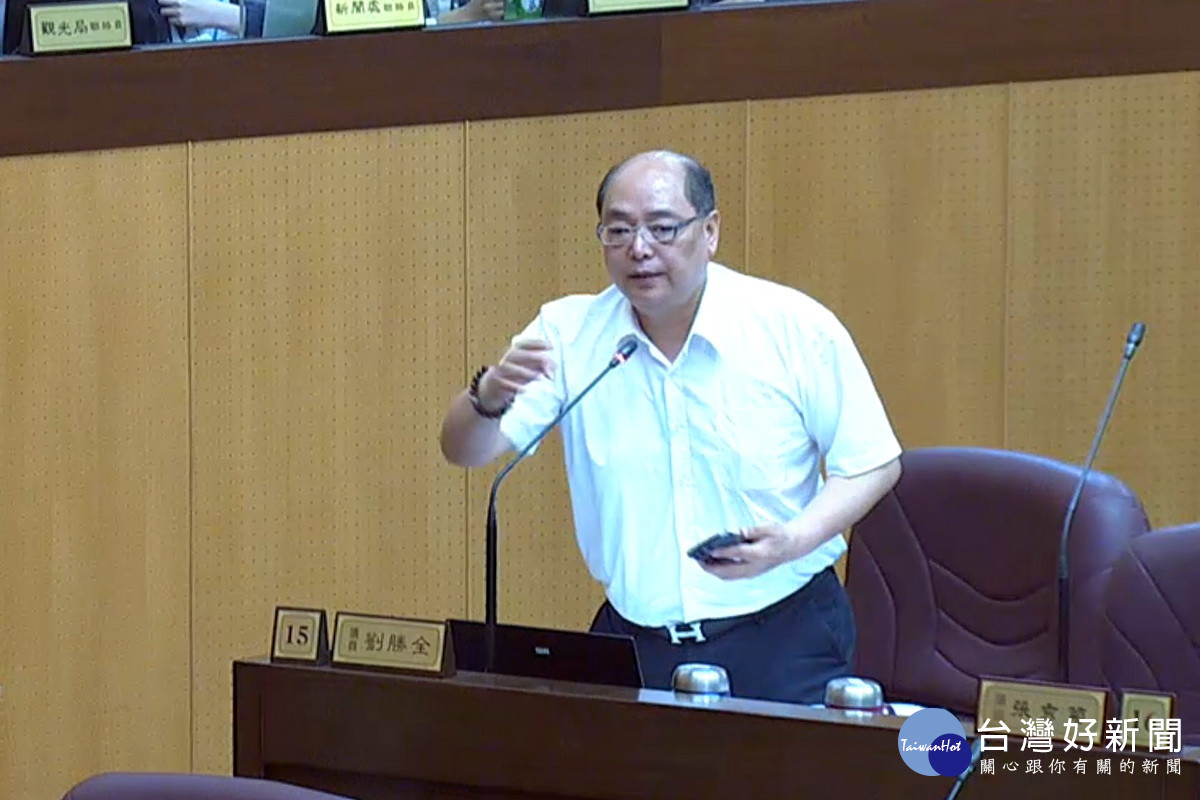 針對桃捷公司內部管理問題，桃園市議員劉勝全於議事堂上提出質詢。
