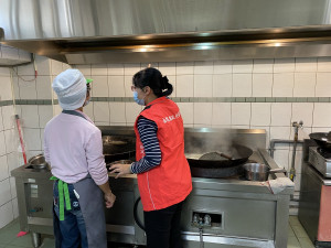 衛生局到百餘所國中小學校稽查午餐廚房等。（衛生局提供）
