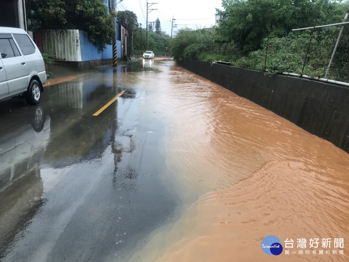 台中市神岡區新興路、和睦路遇雨慘變「紅河」。