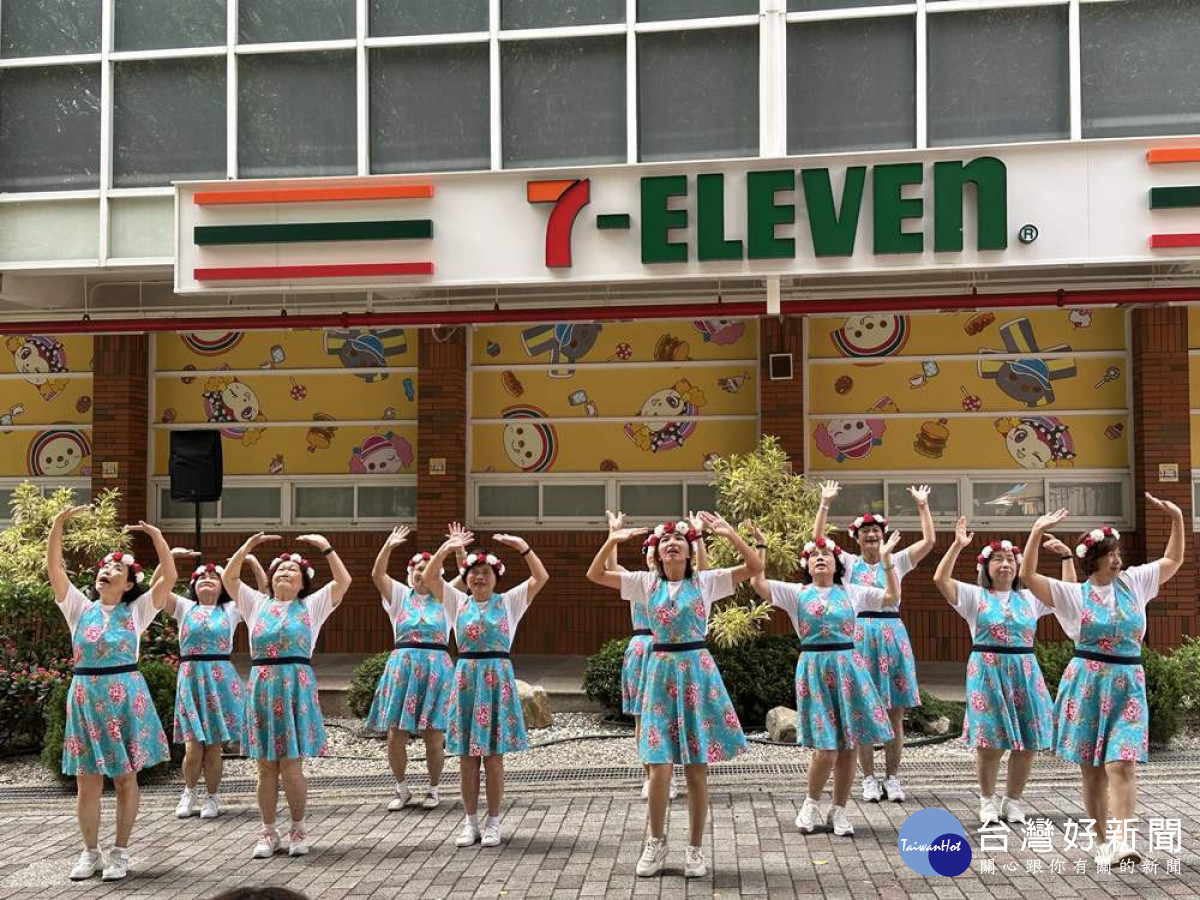 由嶺東科大的樂齡學員用熱情舞蹈表演為活動開場。(圖/嶺東科技大學)