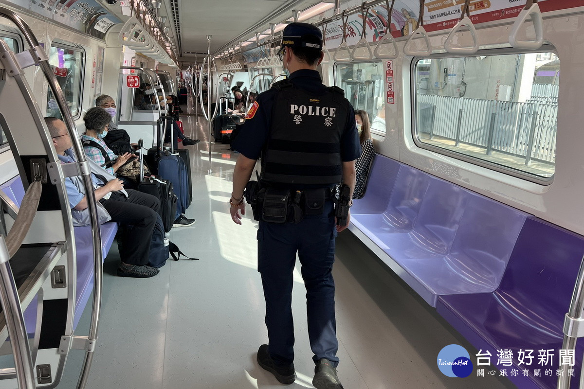 機場捷運接獲「隨機殺人」恐嚇信件 ，桃園警方於全線車站及列車上強力巡邏嚴陣防範。