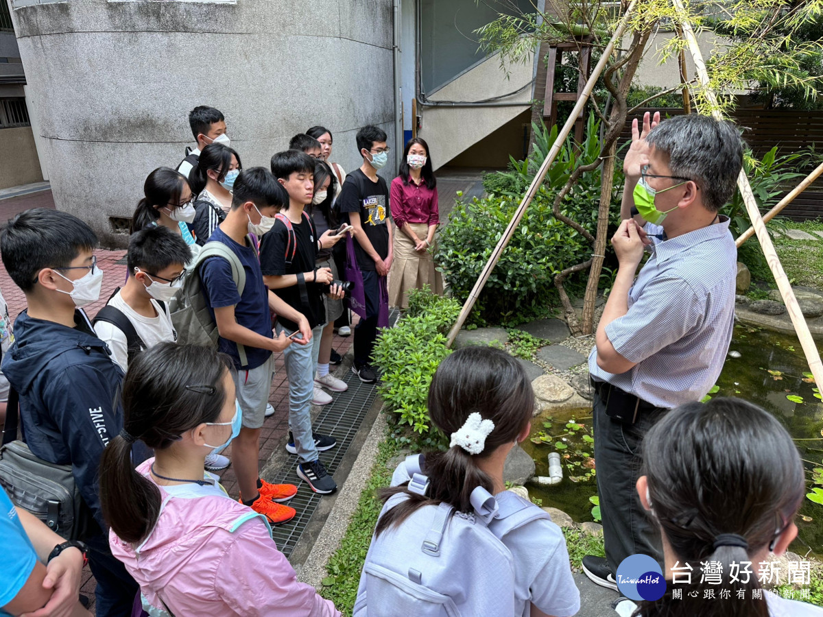 東興國中師生與到訪的香港迦密柏雨中學師生交流