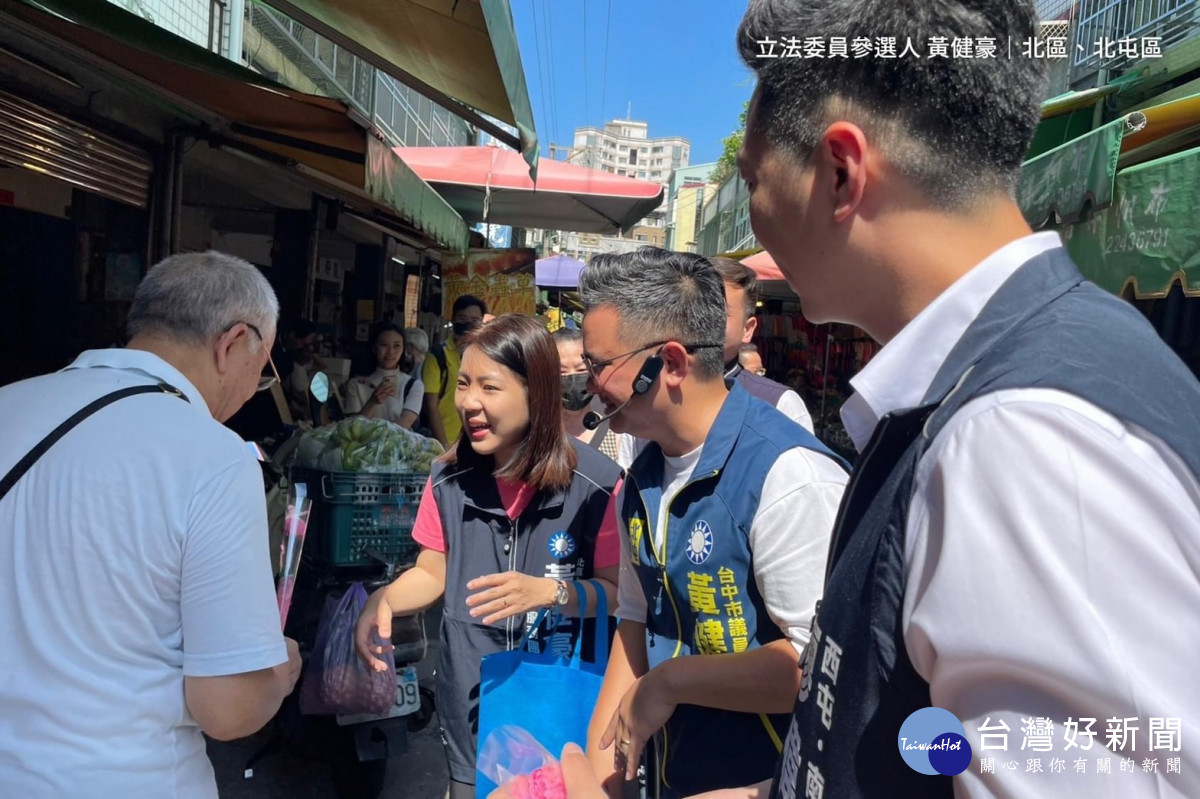 甫拿下台北立委初選芯費大戰勝利的徐巧芯，今天南下台中幫昔日戰友黃健豪掃街拜票，要把初選勝利好運帶給他。黃健豪提供