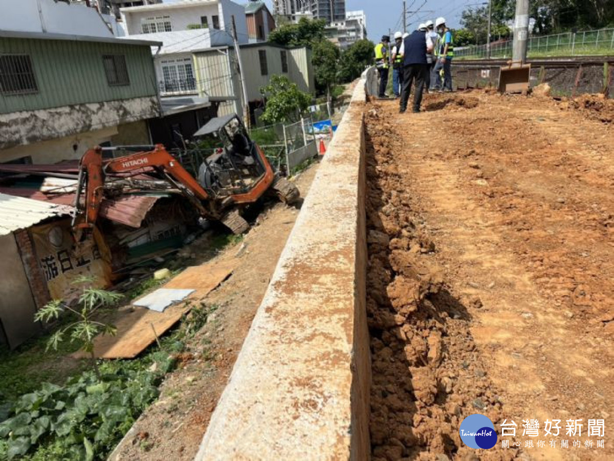 鐵道局工程挖掘機翻覆致1名勞工遭重壓致死。