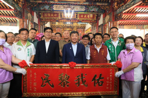 ▲保生大帝聖誕揭匾，陳其邁偕陳時中前往感謝防疫英雄守護台灣。（圖／記者 許高祥 翻攝）