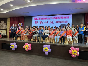 許縣長張市長與南投市模範母親合影。（記者扶小萍攝）