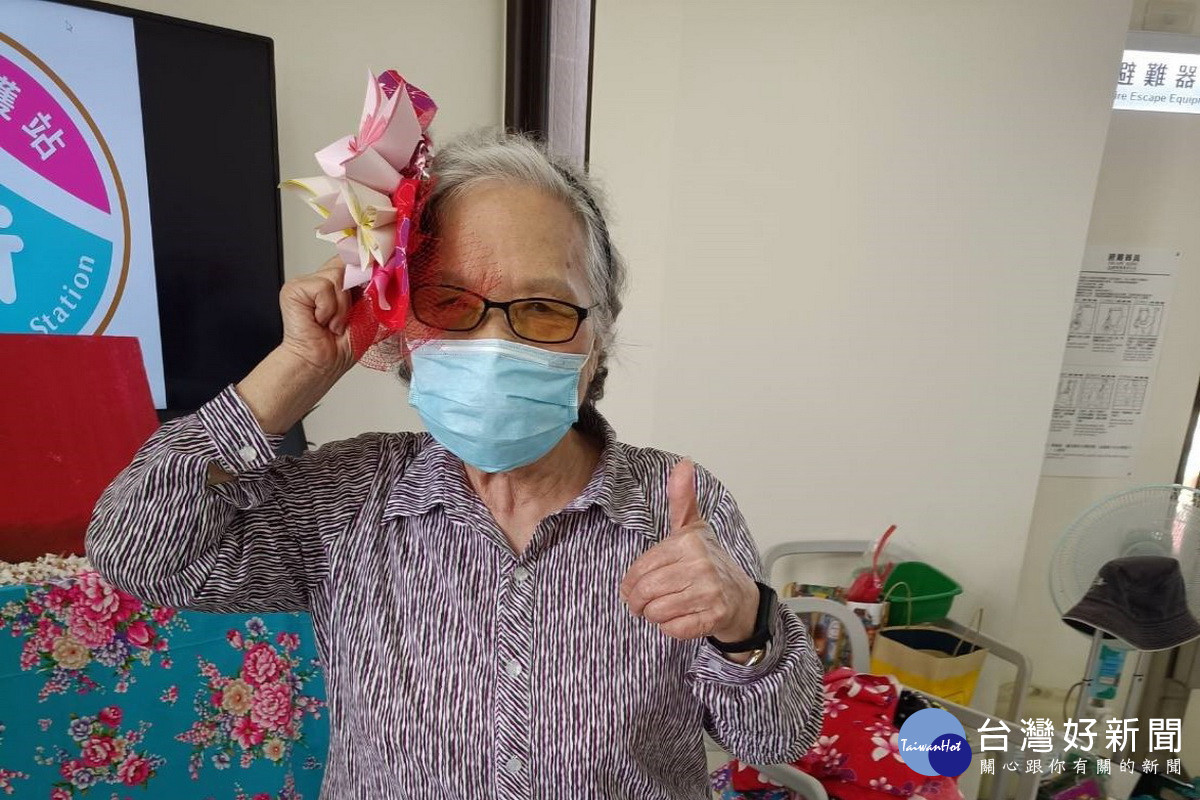 82歲阿嬤官勉妹秀出在民安診所伯公照護站親手做的客家頭飾。