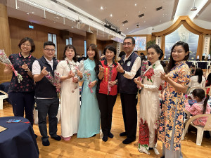 林處長（右四）代表縣長贈康乃馨祝福新住民媽媽快樂。（記者扶小萍攝）