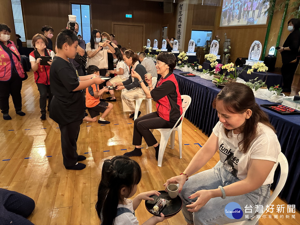 子女為媽媽奉茶孝親。（記者扶小萍攝）