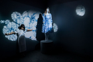 ▲漫畫家致怡將展區打造成服裝間，帶領民眾進入愛麗絲系列的蘿莉塔時尚世界。（圖／記者 許高祥 翻攝）
