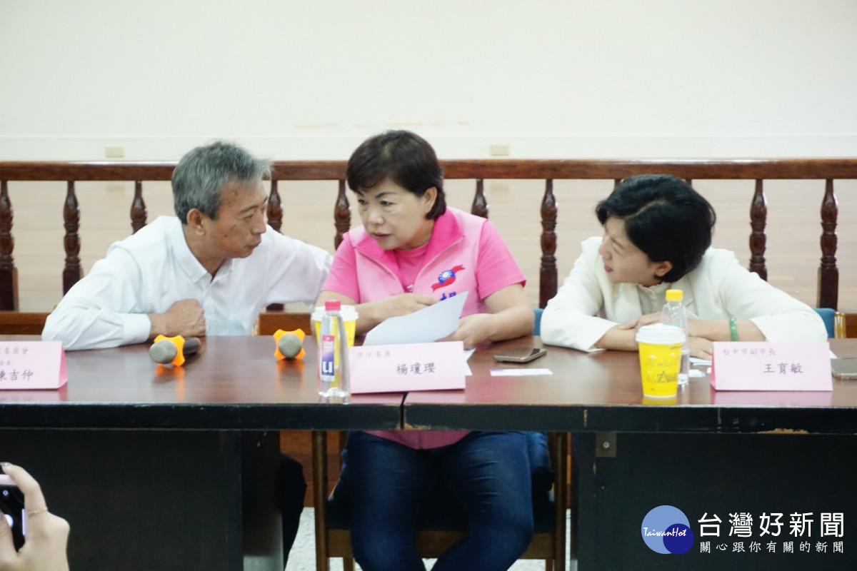 立委楊瓊瓔與台中市副市長王育敏、漁業署副署長王正芳交換意見。