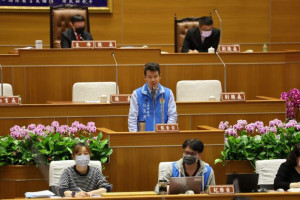 新竹縣政府工務處長江良淵至議會專案報告豐采520旁道路坍塌事件。