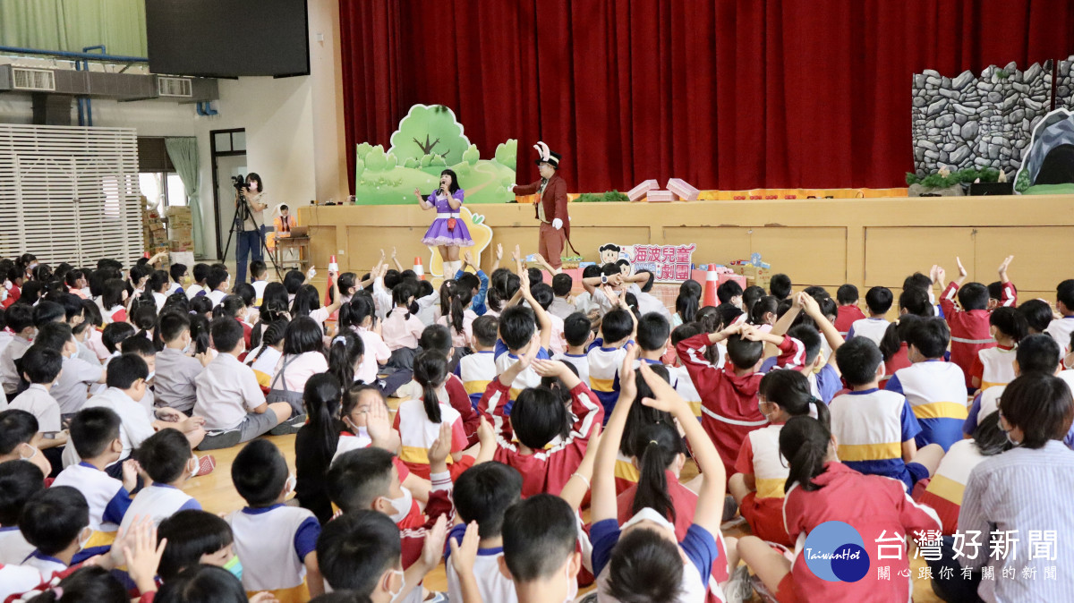 海波兒童劇團於在豐原南陽國小演出，吸引500位學生同樂。