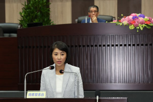 許淑華縣長進行施政報告，也就垃圾去化、太極峽谷空中纜車規劃進程報告。（縣府提供）