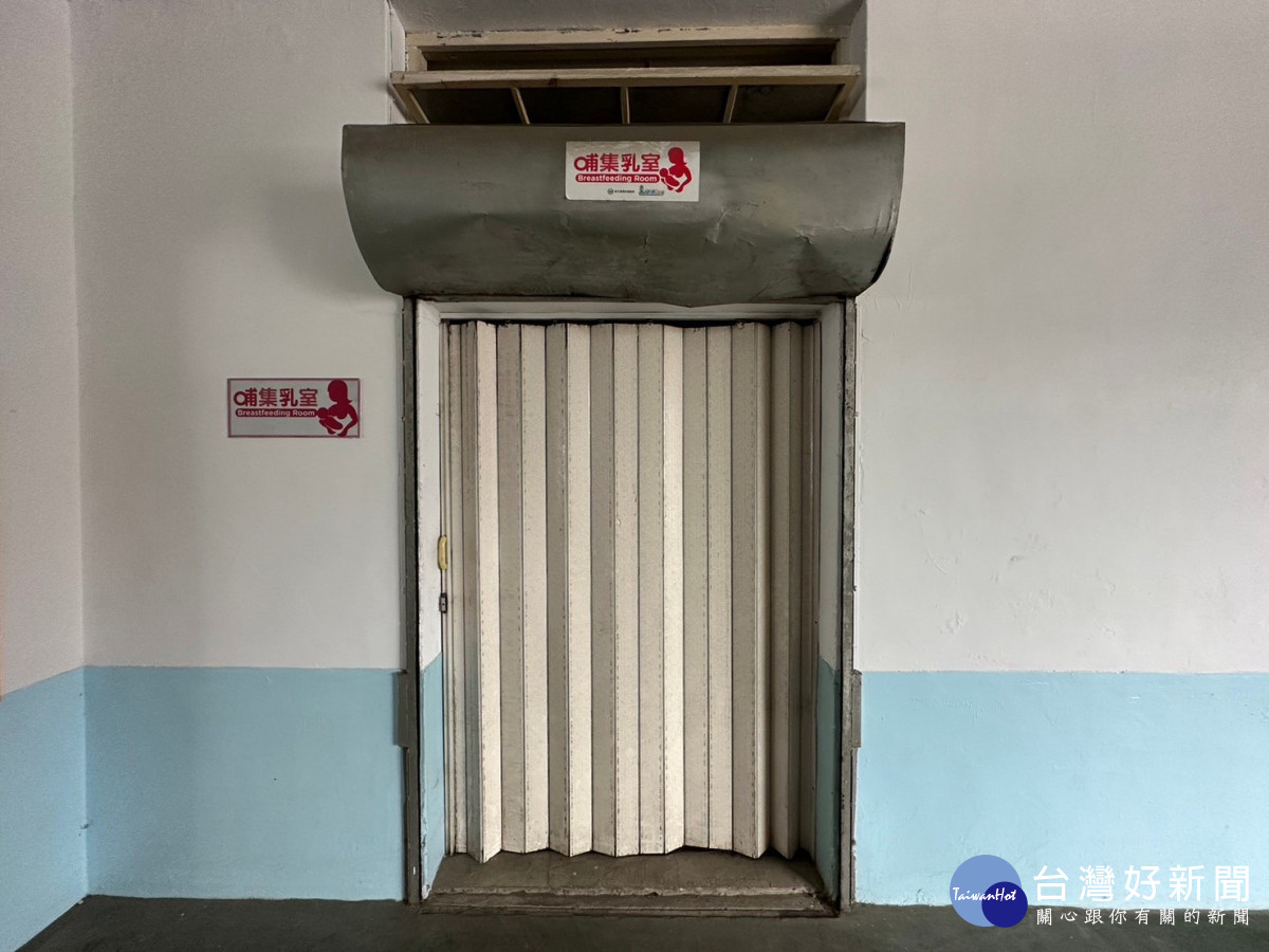 嘉義市田徑場的哺乳室僅用塑膠拉門隔開，還無法上鎖／郭定緯服務處提供