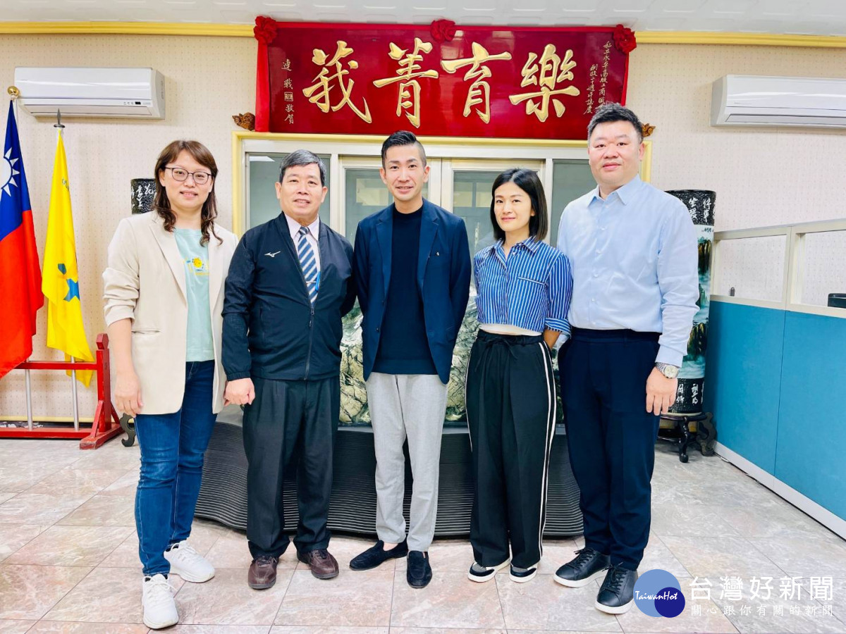 米其林二星的LOGY主廚田原諒悟(右三)與永平工商校長胡劍峯(左二)合影<br />
