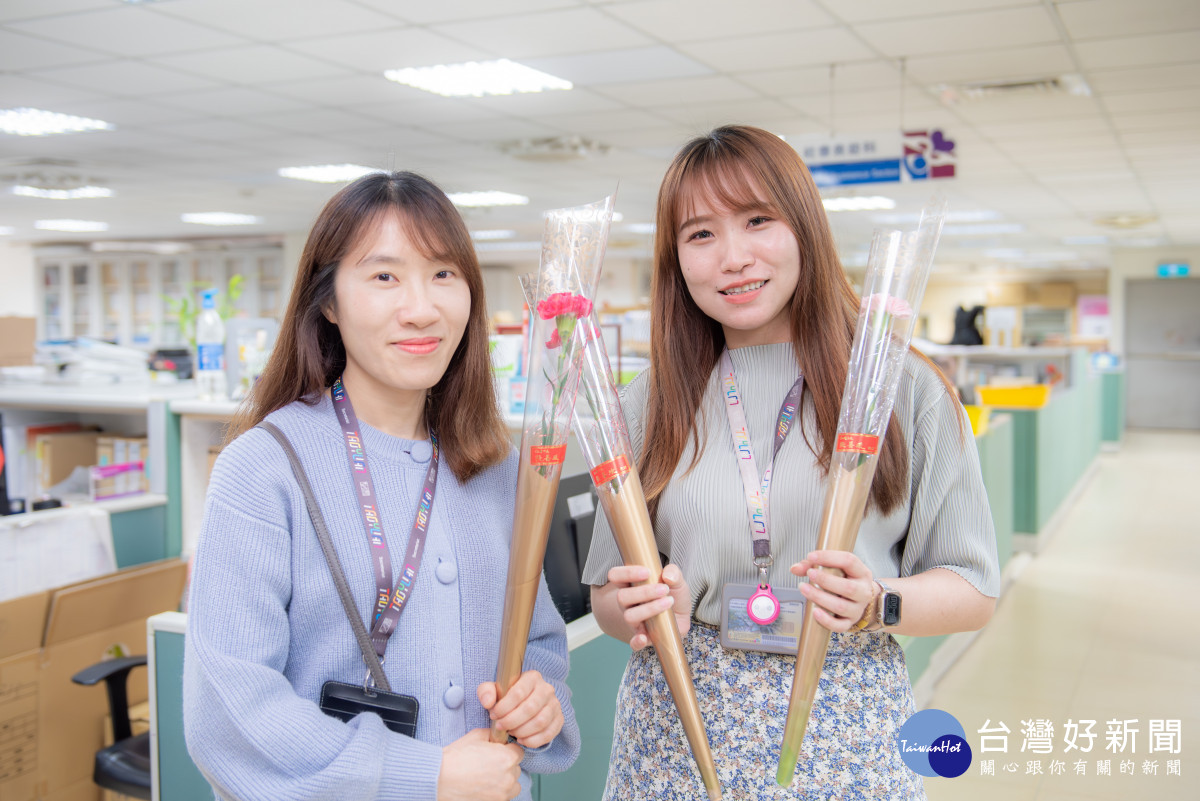 康乃馨花束將致贈同仁及洽公民眾。<br />
<br />
