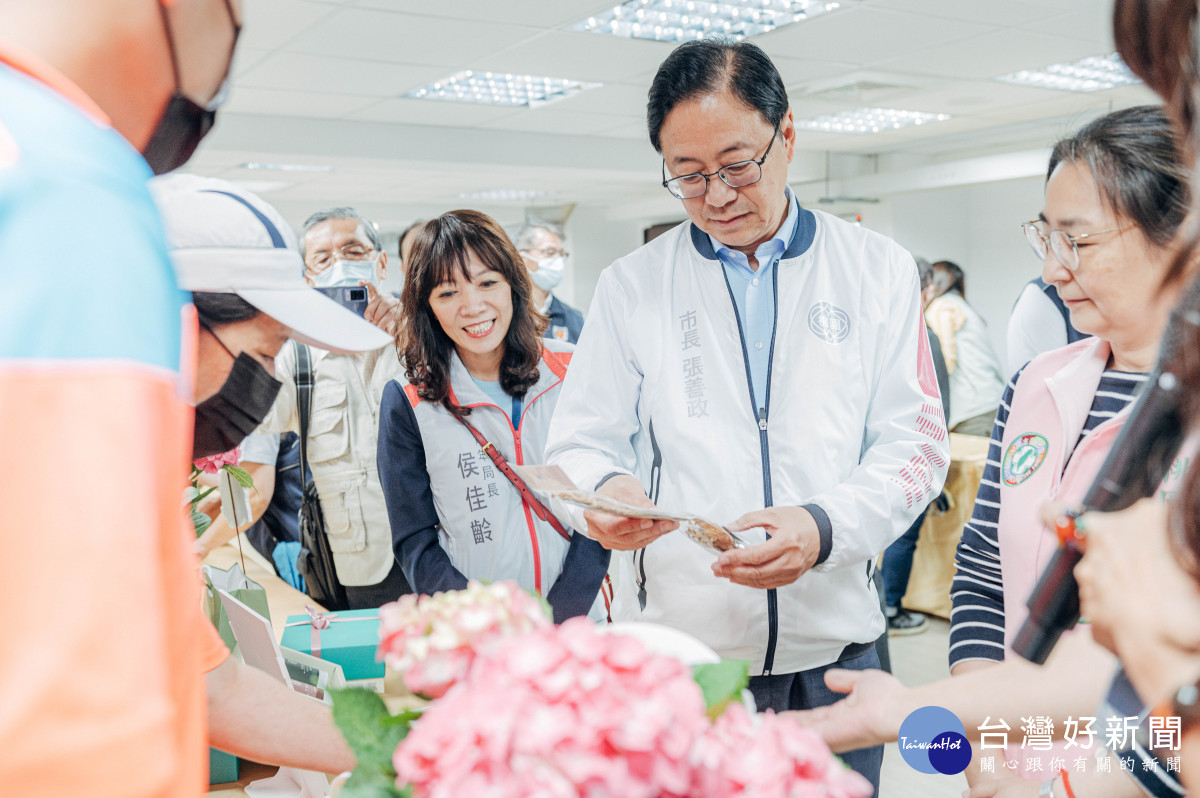 張市長參觀展出的復興區農特產品。<br />
