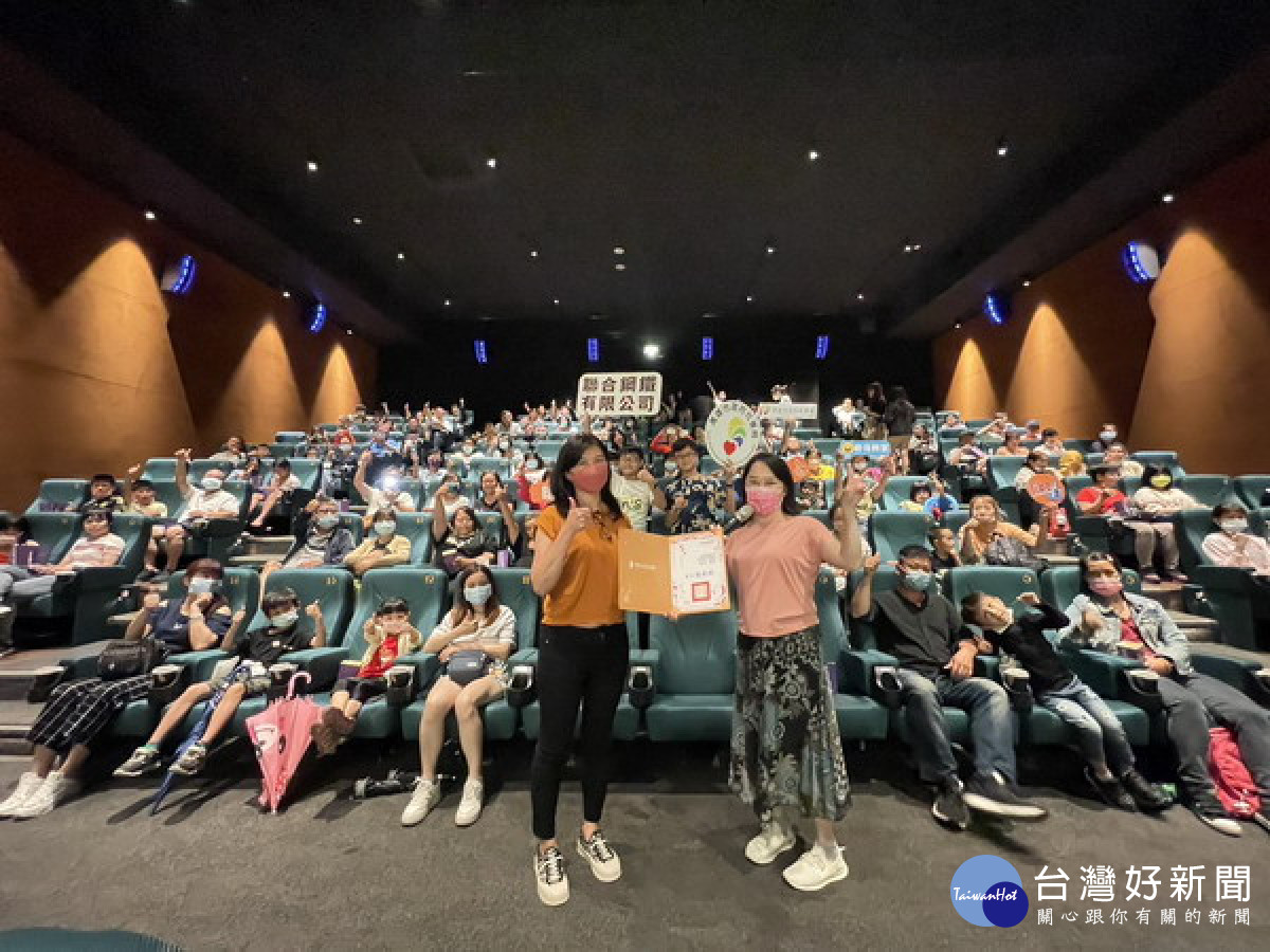▲聯合鋼鐵員工包下台鋁影城的放映廳，讓孩子陪伴家長一同觀賞電影。（圖／記者 許高祥 翻攝）