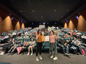 ▲聯合鋼鐵員工包下台鋁影城的放映廳，讓孩子陪伴家長一同觀賞電影。（圖／記者 許高祥 翻攝）