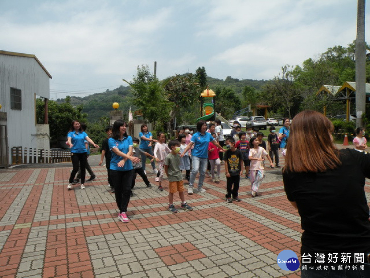 關懷協會女志工和小朋友帶動唱。林重鎣攝