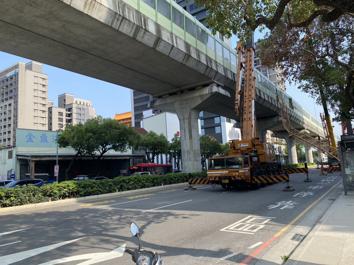 台中捷運行駛中列車遭高空作業斷裂的吊車吊臂砸中造成一死八傷重大意外。消防局提供