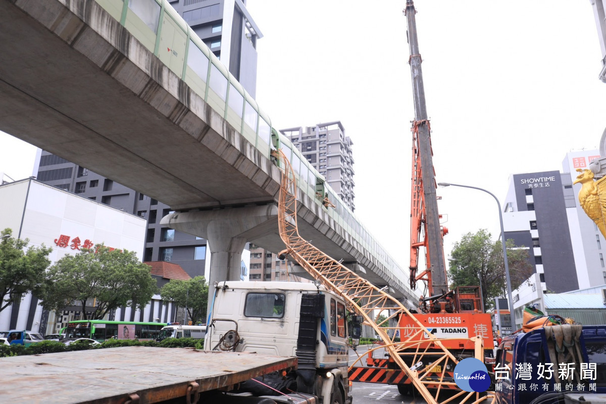 民間建案施工疏失砸中捷運車廂現場