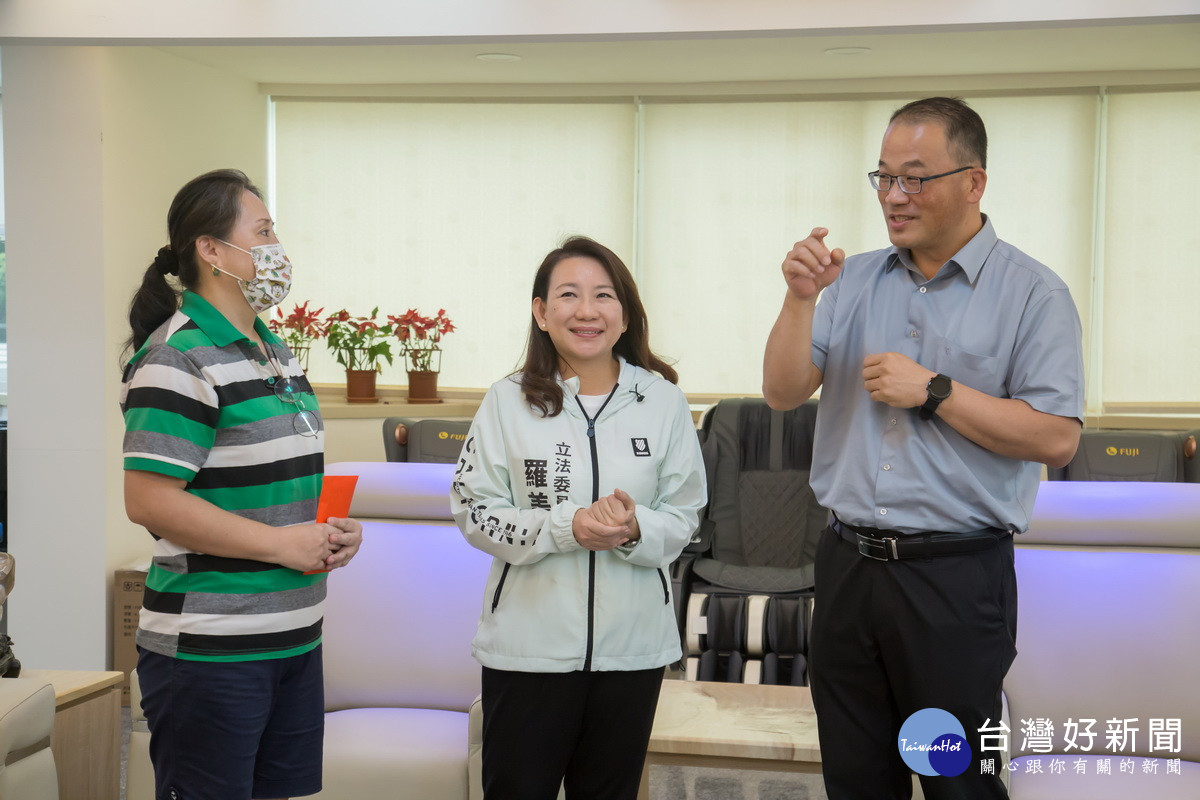 五育邱校長（右）允幫助許家女兒免學雜費。（新媳婦關懷協會提供）